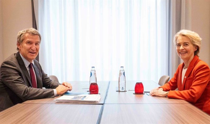 Archivo - El líder del PP, Alberto Núñez Feijóo, se reúne con la presidenta de la Comisión Europea, Ursula von der Leyen, tras participar en la cumbre del PPE en Bruselas.