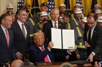 Entran en vigor los aranceles del 20% de Trump a la UE y del 104% a China