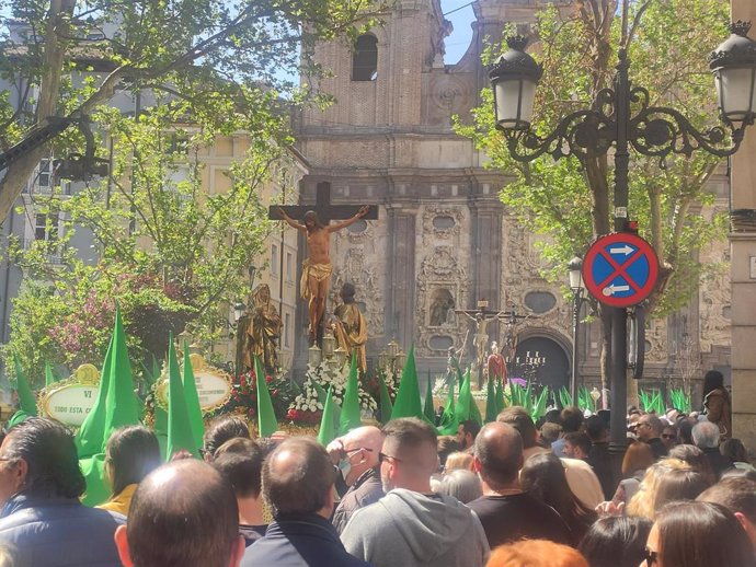 Archivo - Procesión de la Cofradía de las Siete Palabras saliendo de la iglesia de San Cayetano de Zaragoza.