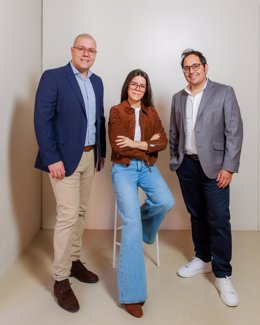 De izquierda a derecha: Enrique Elías (COO), Tamara Gugel (CMO) y Óscar Rubio (CEO), de Lodgerin