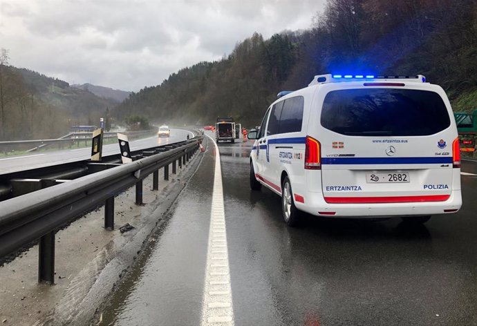 Archivo - Patrulla de la Ertzaintza en un accidente