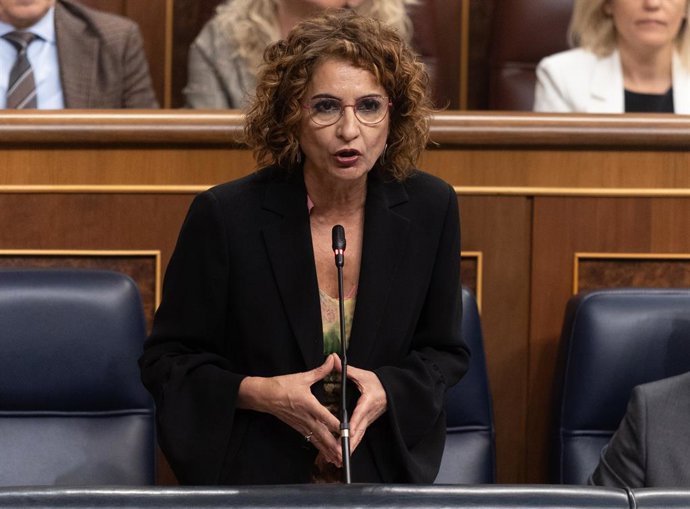 A primeira vice-presidente e ministra da Fazenda, María Jesús Montero, fala durante uma sessão de controle do governo no Congresso dos Deputados, em 9 de abril de 2025, em Madri (Espanha). O governo enfrenta hoje uma ofensiva no Congresso para