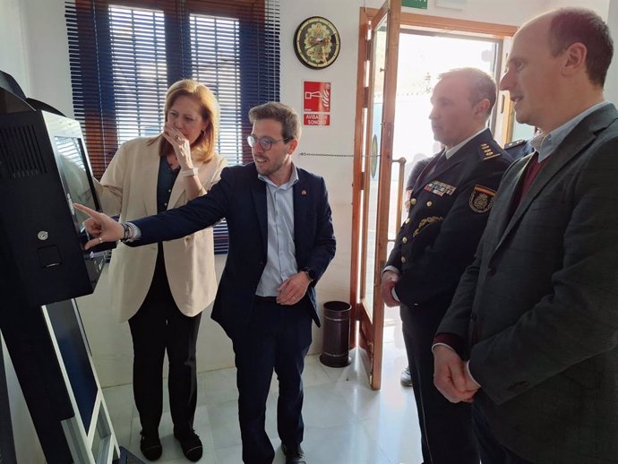 El nuevo Puesto de Actualización del DNI (PAD) Securizados  en la jefatura de Policía Local de Osuna.
