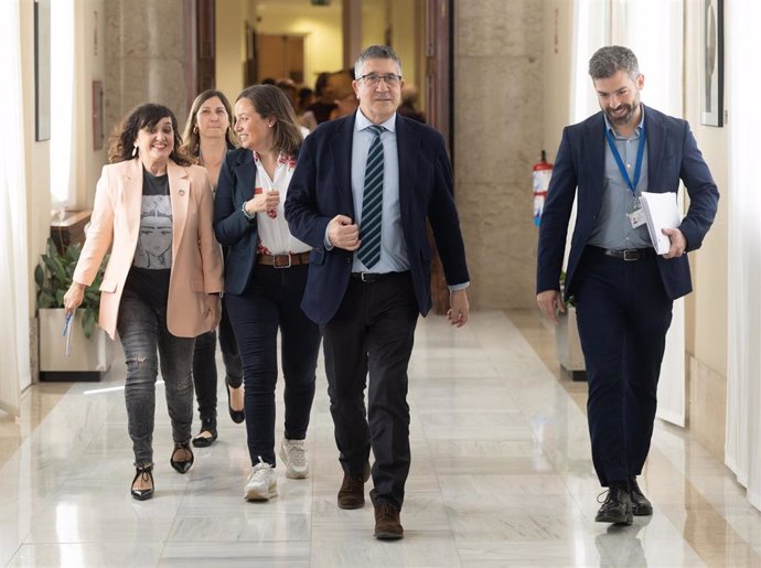 El portavoz del PSOE en el Congreso, Patxi López, a su llegada a una reunión de la Junta de Portavoces, en el Congreso de los Diputados, a 8 de abril de 2025, en Madrid (España).
