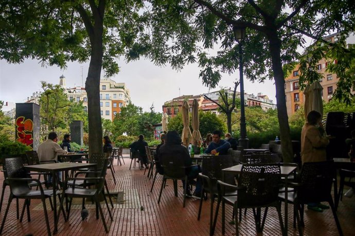 Archivo - Varias personas en la terraza de una cafetería en la plaza de Olavide en el barrio de Chamberí durante el primer día laboral tras el estado de alarma, a 10 de mayo de 2021, en Madrid (España). 