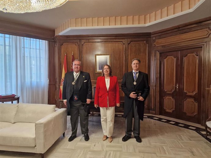 La presidenta de la Asamblea Regional, Visitación Martínez, en el acto de recepción del donativo