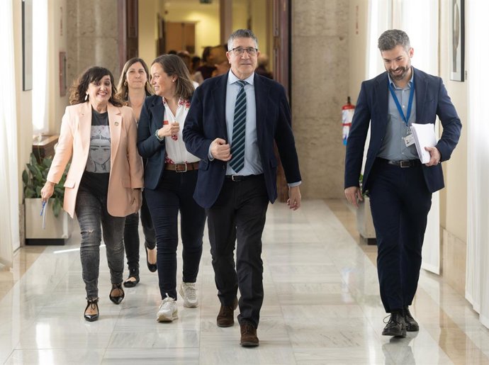 O porta-voz do PSOE no Congresso, Patxi López, em sua chegada a uma reunião do Conselho de Porta-vozes, no Congresso dos Deputados, em 8 de abril de 2025, em Madri (Espanha).