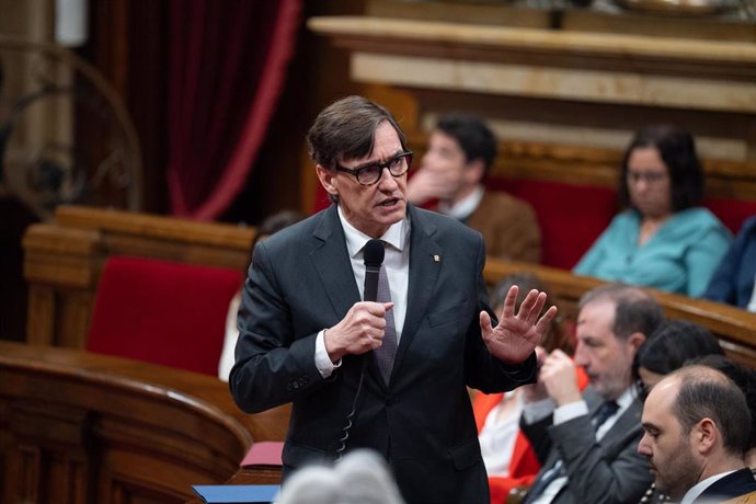 El president de la Generalitat, Salvador Illa, durante una sesión de control al Govern de la Generalitat de Catalunya en el Parlament, a 9 de abril de 2025, en Barcelona (España).