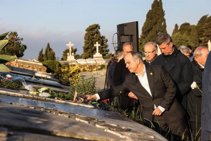 El secretario general de Junts, Jordi Turull, en la tumba de Manuel Carrasco i Formiguera