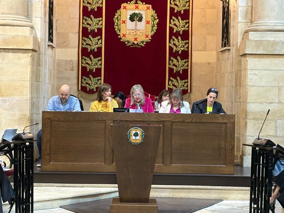 Lectura de una declaración institucional en el pleno de Junta Generales de Gernika