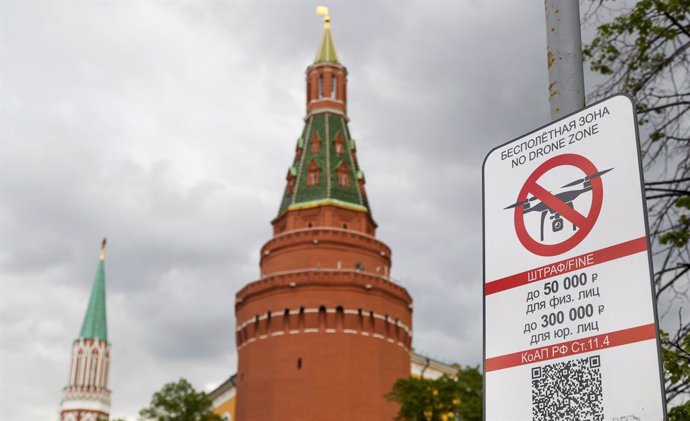 Archivo - Senyal de 'Zona prohibida per a drons' prop del Kremlin a Moscou, Rússia