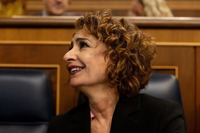 La vicepresidenta primera y ministra de Hacienda, María Jesús Montero, durante una sesión de control al Gobierno, en el Congreso de los Diputados, a 9 de abril de 2025, en Madrid (España).