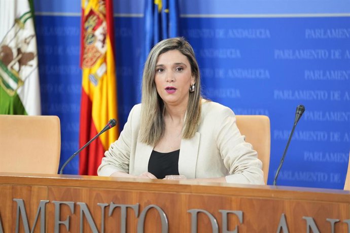 La portavoz del Grupo Socialista en el Parlamento andaluz, María Márquez, en rueda de prensa en el Parlamento.