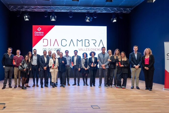 Los premiados junto a las autoridades.