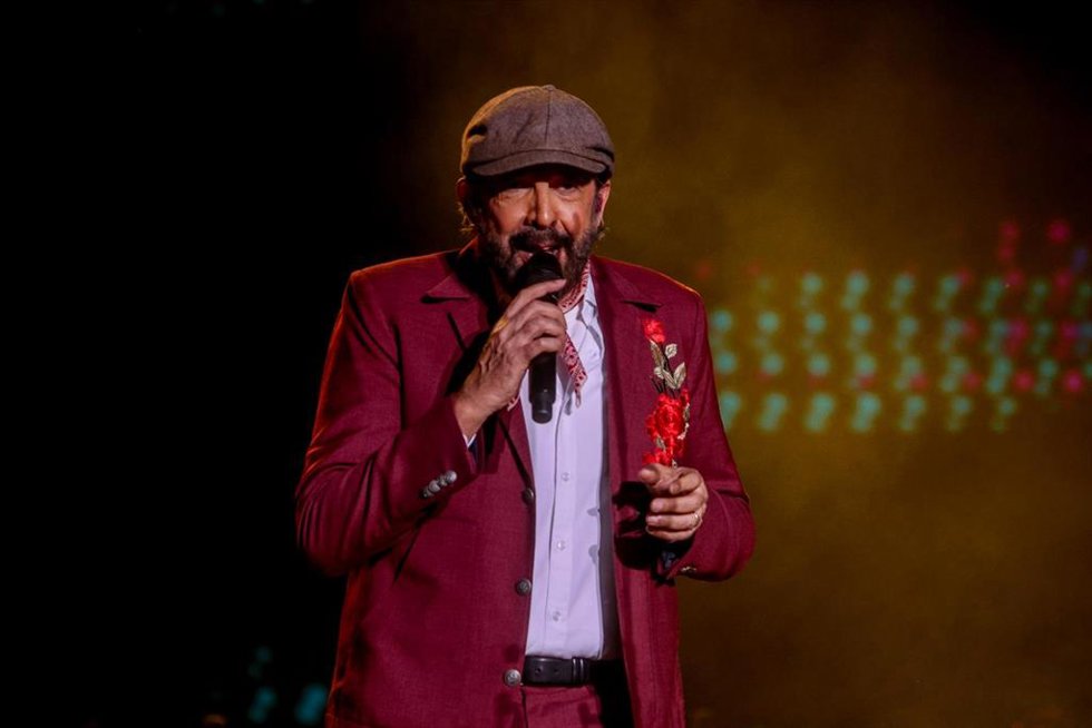 Archivo - El cantautor dominicano Juan Luis Guerra, en la quinta edición del Festival Río Babel, en la Caja Mágica de Madrid, a 1 de julio de 2023.