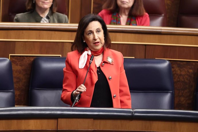 La ministra de Defensa, Margarita Robles, interviene durante una sesión de control al Gobierno, en el Congreso de los Diputados.