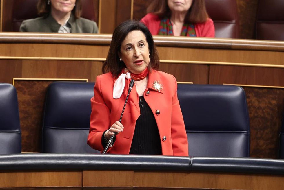 La ministra de Defensa, Margarita Robles, interviene durante una sesión de control al Gobierno, en el Congreso de los Diputados.