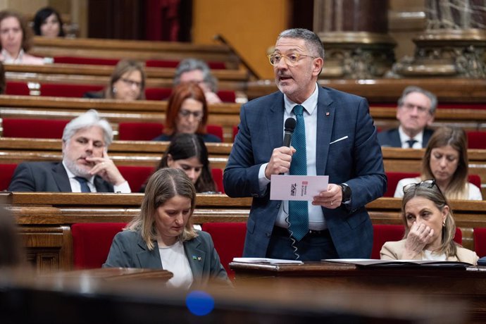 El conseller d'Empresa i Treball, Miquel Sàmper, durant la sessió de control 