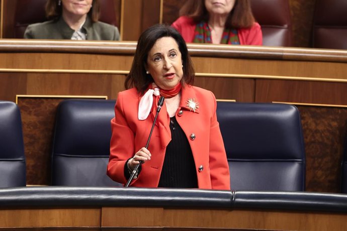 A Ministra da Defesa, Margarita Robles, fala durante uma sessão de controle do governo no Congresso dos Deputados, em 19 de março de 2025, em Madri (Espanha). Os gastos com defesa são o foco da sessão de controle do governo após a reunião do Congresso dos