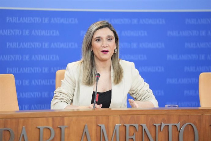 La portavoz del Grupo Socialista en el Parlamento andaluz, María Márquez, en rueda de prensa.