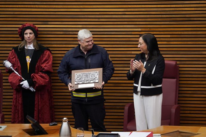 Archivo - Arxiu - L'exinspector cap del Consorci de Bombers de València , José Miguel Basset, en el centre de la imatge en una fotografia d'arxiu