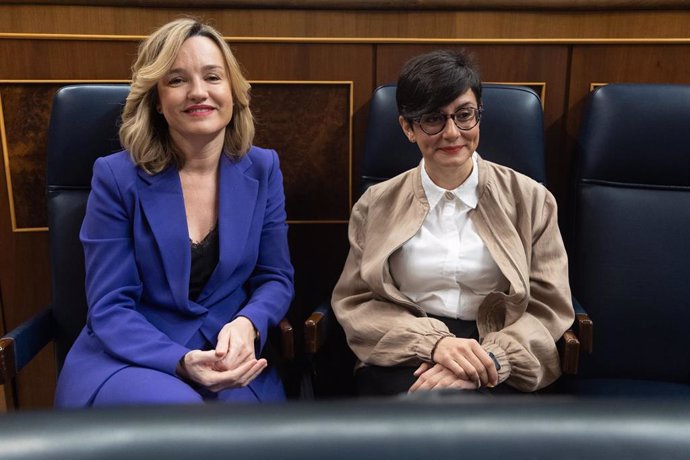 La ministra Portavoz, Pilar Alegría (i) y la ministra de Vivienda, Isabel Rodríguez (d), durante una sesión de control al Gobierno, en el Congreso de los Diputados, a 9 de abril de 2025, en Madrid (España). El Gobierno afronta hoy en el Congreso una ofens