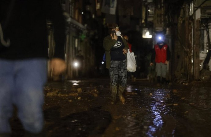 Archivo - Arxiu - Imatge d'arxiu de diverses persones en els carrers de Paiporta a 6 de novembre del 2024