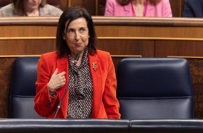 La ministra de Defensa, Margarita Robles, interviene durante una sesión de control al Gobierno, en el Congreso de los Diputados, a 9 de abril de 2025, en Madrid (España). 