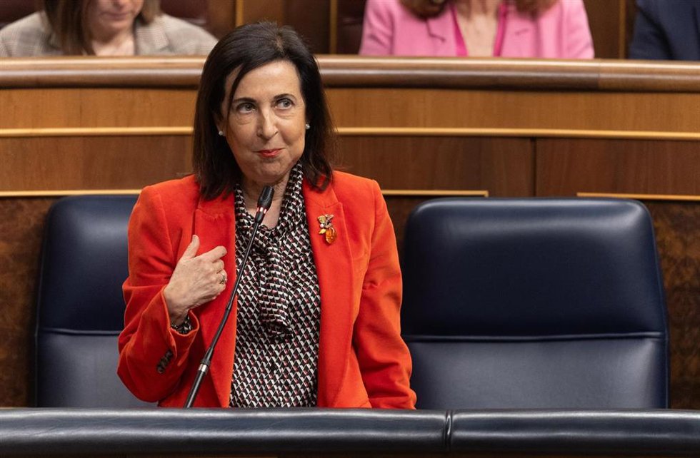 La ministra de Defensa, Margarita Robles, interviene durante una sesión de control al Gobierno, en el Congreso de los Diputados, a 9 de abril de 2025, en Madrid (España). 