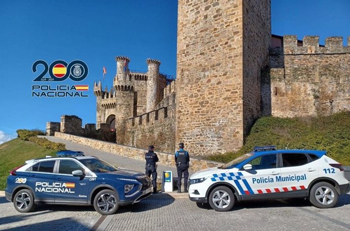 Patrulla de la Policía Local y Nacional frente al Castillo de Ponferrada (León)