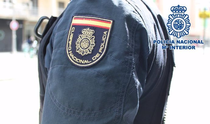 Archivo - Imagen de un agente de la Policía Nacional