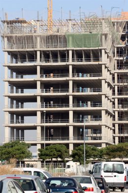 Archivo - Viviendas en construcción.