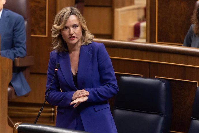 La ministra Portavoz, de Educación, Formación Profesional y Deporte, Pilar Alegría, interviene durante una sesión de control al Gobierno, en el Congreso de los Diputados.
