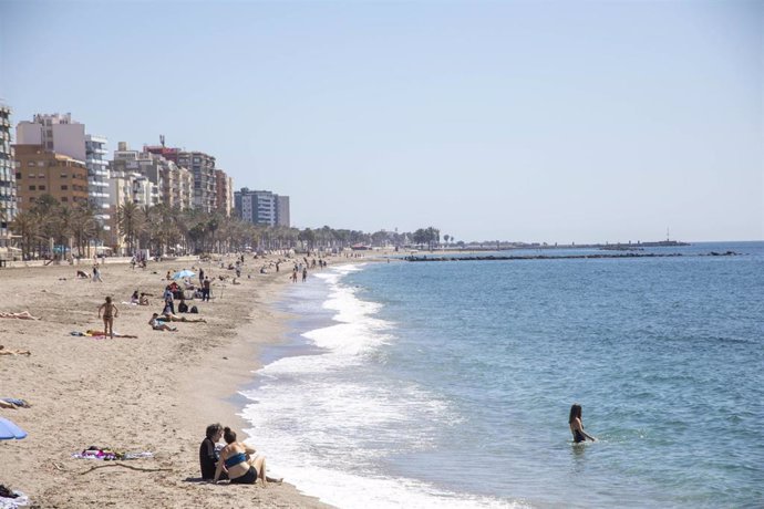 Bañistas toman el sol en la Playa del Zapillo de Almería, a 28 de marzo de 2025. 
