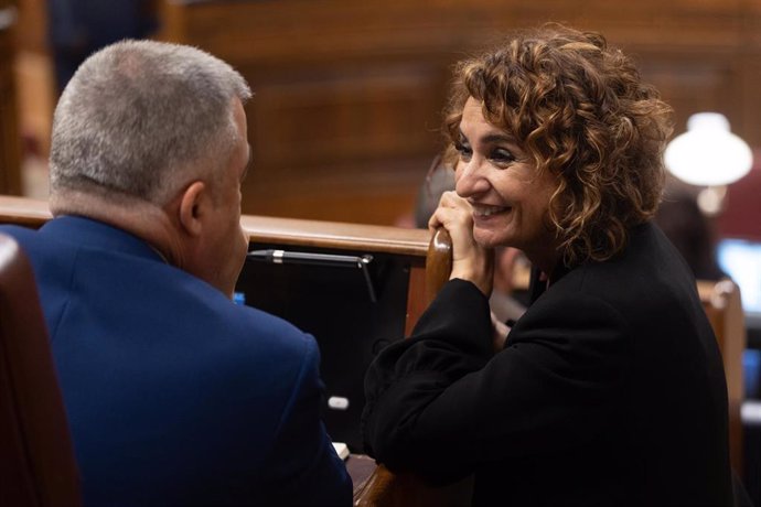 El secretario de Organización del PSOE, Santos Cerdán y la vicepresidenta primera y ministra de Hacienda, María Jesús Montero, durante una sesión de control al Gobierno, en el Congreso de los Diputados, a 9 de abril de 2025, en Madrid (España).