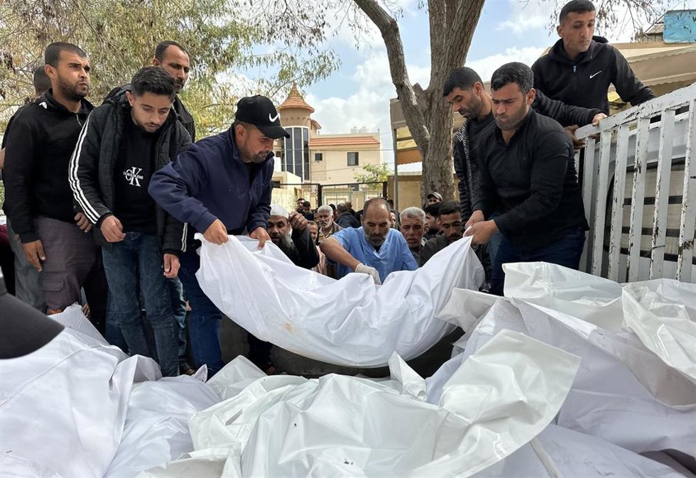 Palestinos junto a los cadáveres de varios muertos por un ataque del Ejército de Israel contra tiendas de campaña usadas por desplazados en Jan Yunis, en el sur de la Franja de Gaza (archivo)