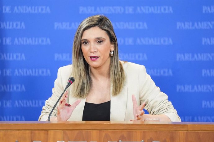 La portavoz del Grupo Parlamentario Socialista, María Márquez, durante la ronda de ruedas de prensa de portavoces de los grupos parlamentarios en el Parlamento de Andalucía, a 9 de abril de 2025 en Sevilla (Andalucía, España). Los portavoces de los grupos