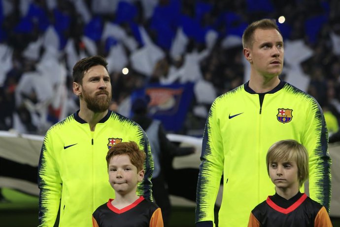 Archivo - Lionel Messi of Barcelona and Marc Andre Ter Stegen of Barcelona during the UEFA Champions League, round of 16, 1st leg football match between Olympique Lyonnais and FC Barcelona on February 19, 2019 at Groupama stadium in Decines-Charpieu near 