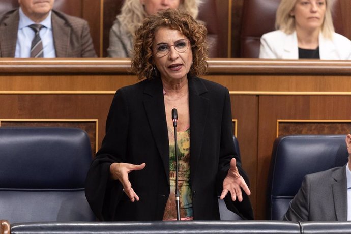 La vicepresidenta primera y ministra de Hacienda, María Jesús Montero, interviene durante una sesión de control al Gobierno, en el Congreso de los Diputados, a 9 de abril de 2025, en Madrid (España). El Gobierno afronta hoy en el Congreso una ofensiva par