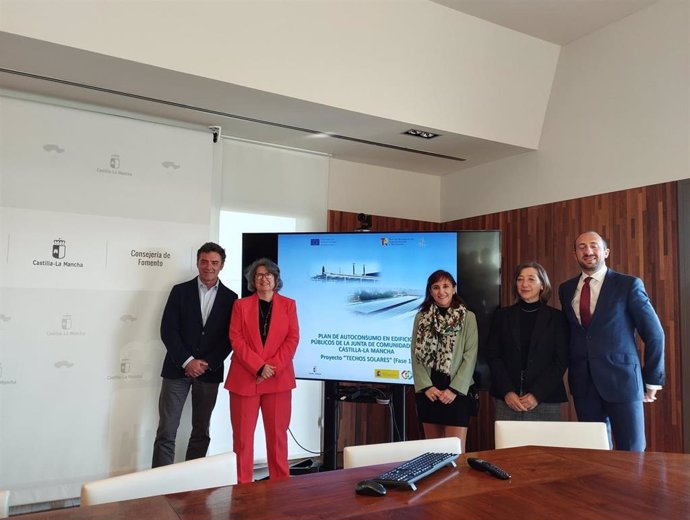 Presentación del proyecto 'Techos Solares' Fase 1 de la Junta, en la Consejería de Fomento.