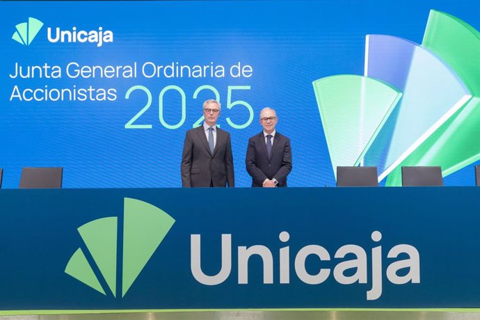 El presidente de Unicaja, José Sevilla, y el CEO de la entidad, Isidro Rubiales, en la junta de accionistas de 2025 que el banco ha celebrado en Málaga, a 9 de abril de 2025.