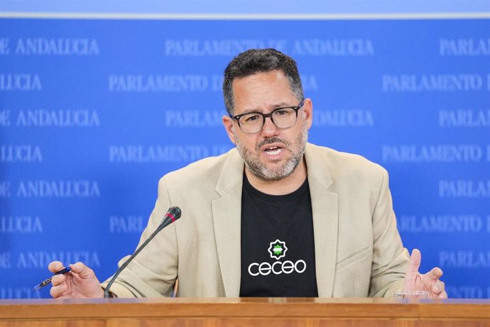 El portavoz del Grupo Mixto-AdelanteAndalucía, José Ignacio García, durante la ronda de ruedas de prensa de portavoces de los grupos parlamentarios en el Parlamento de Andalucía, a 9 de abril de 2025 en Sevilla (Andalucía, España). Los portavoces de los g