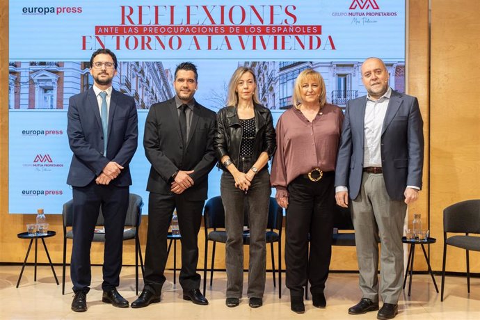 (i-d) El moderador del encuentro, el director de la Cátedra UNESCO de Vivienda de la Universidad Rovira i Virgilí, Héctor Simón, la directora gerente del Colegio Oficial de Arquitectos de Madrid (COAM), Ángela Baldellou la presidenta del Colegio de Admini