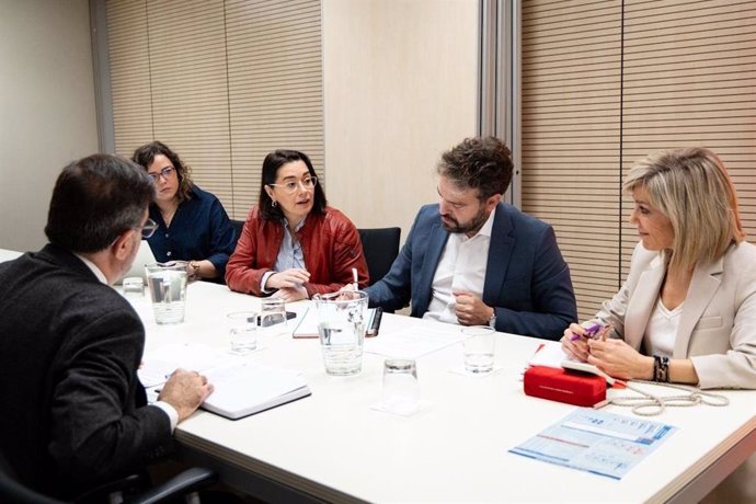 Romero (dcha.), en uno de los encuentros para analizar con sectores afectados las consecuencias de los aranceles de Trump.