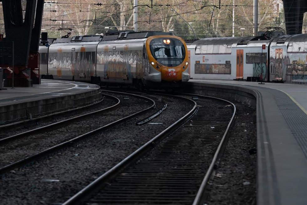 Archivo - Dos trenes de Rodalies