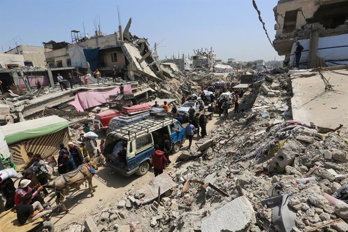 Palestinos huyen del barrio de Shujaia, en el este de la ciudad de Gaza, tras una orden de evacuación emitida por el Ejército de Israel contra esta zona del norte de la Franja de Gaza (archivo)