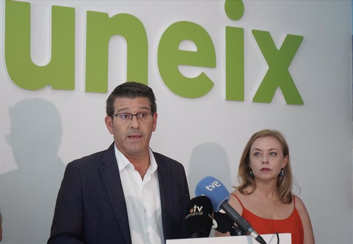 Archivo - Jorge Rodríguez y Natalia Enguix en la comparecencia ante los medios