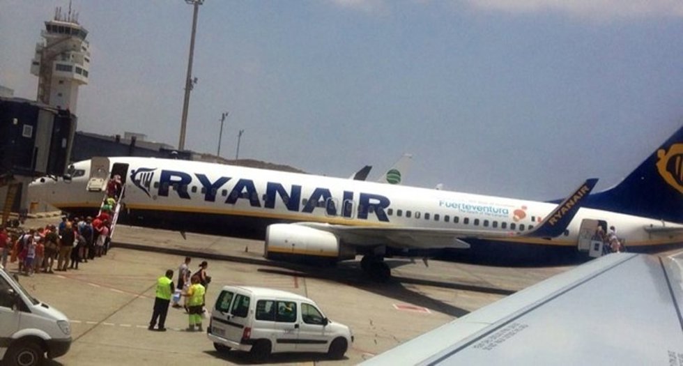 Archivo - Avión de Ryanair