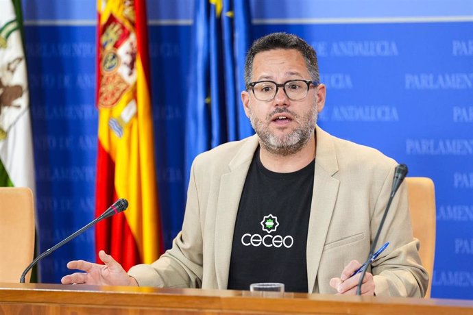 El portavoz del Grupo Mixto-AdelanteAndalucía, José Ignacio García, durante la ronda de ruedas de prensa de portavoces de los grupos parlamentarios en el Parlamento de Andalucía, a 9 de abril de 2025 en Sevilla (Andalucía, España). Los portavoces de los g