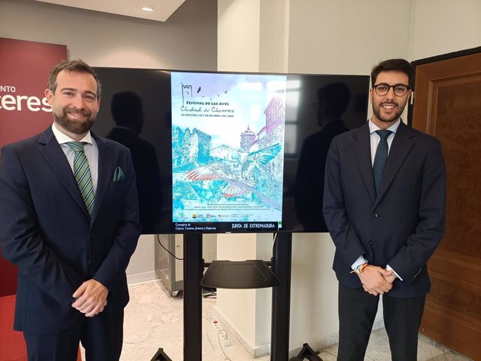 El director general de Turismo, Jesús Viñuales, y el concejal de Turismo de Cáceres, Ángel Orgaz, en la presentación del XV Festival de las Aves